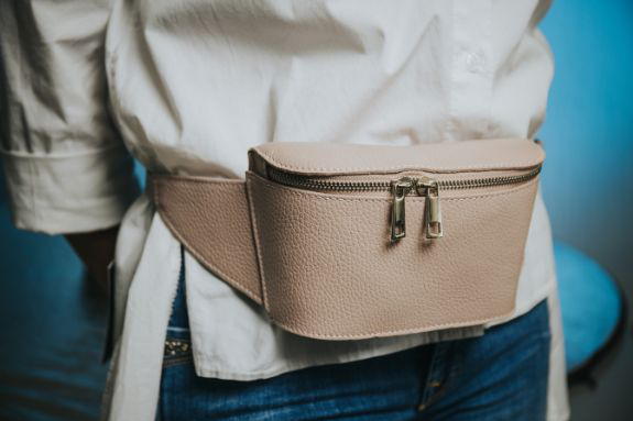 Stylish fanny pack with ziper.